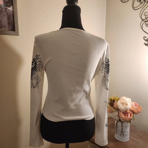 Elegant White Long Sleeve Shirt with Crucifix Graphics - Picture 3 of 4